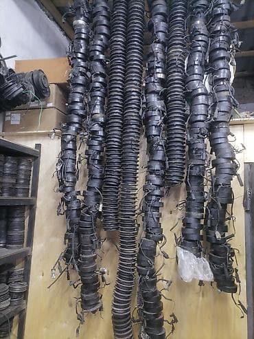 Qara rəngdə, müxtəlif ölçülü və formalı bir çox metal disklər. Bu