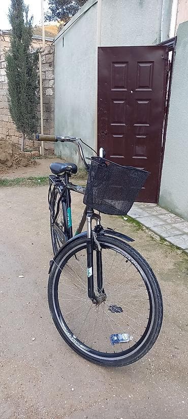 Şəhər velosipedləri: Ön səbəti və arxa baqajı olan qara rəngli şəhər velosipedi. Bu — 4