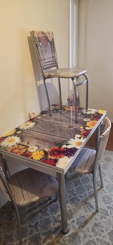 taxt kiravat: Mətbəx üçün, İşlənmiş, Açılan, Dördbucaq masa, 4 stul — 1