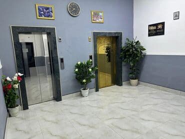 inşaatcılarda kirayə evlər: - Mənzil tipli yaşayış sahəsi - Binada 2 ədəd lift (paslanmayan polad — 2