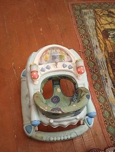 Uşaq gəzdirəni / yürütəcəyi - Rəng: Açıq mavi gövdə, naxışlı yaşıl