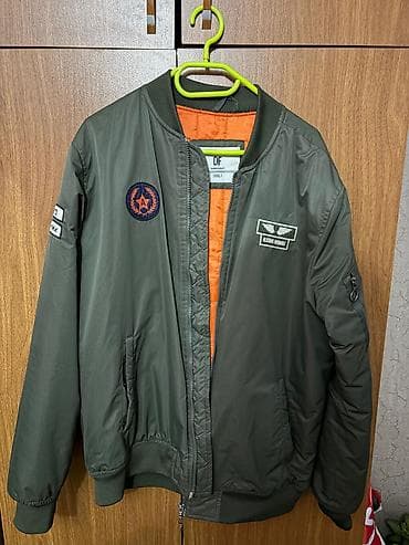 - Rəng: zeytun-yaşıl (xarici), narıncı astar - Ölçü: XXL (etiketdə