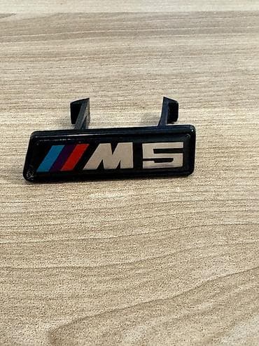 bmw 528: BMW M5 “M” loqolu dekorativ emblemi - Qara korpuslu, ön hissədə M — 1