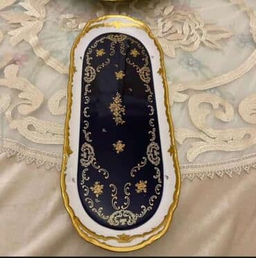 Qızılı naxışlarla bəzədilmiş, tünd göy rəngli, uzunsov formalı