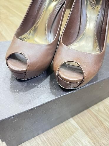 yun qadın şap şapları: Gucci qadın tuflisi orjinal
Razmer 38 yarim
50 manat — 2