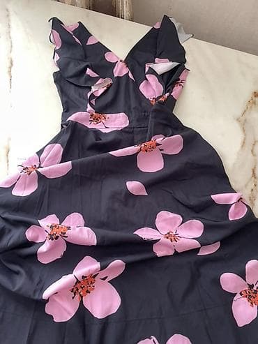 tikilme paltar modelleri instagram: Qara əsaslı, iri çəhrayı çiçək naxışlı qadın donu - Model: V-yaxa — 2