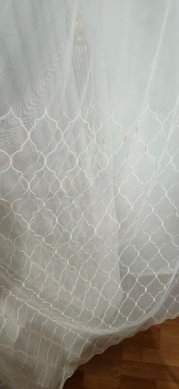 maqnit perde: Ağ rəngdə, zərif naxışlı tül pərdə. Otağa yüngüllük və incəlik qatır — 3