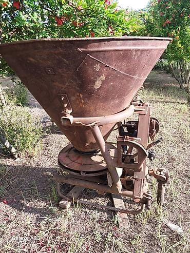 bağ traktoru: Kənd təsərrüfatı üçün traktor qoşqulu mineral gübrə səpən aparat - — 1
