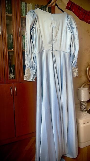 goy daş: Göy rəngli ziyafət/libas - Parlaq atlas fakturalı, axıcı uzun ətəkli — 2