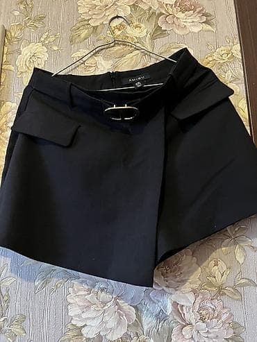 qara pencek: Qadın şortları – 2 model 1) Qara eko‑dəri şort - Material: parıltılı — 2