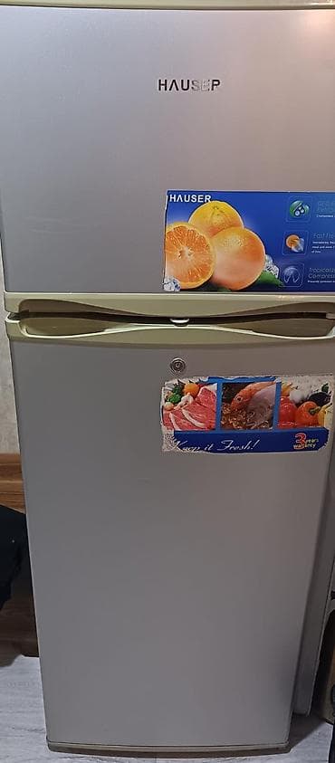 Hauser markalı ikiqapılı soyuducu. Üst hissədə dondurucu, alt hissədə