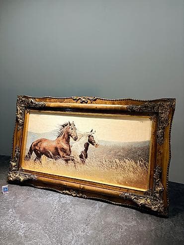 Dəbdəbəli çərçivədə xalça tablo "Qaçan Atlar" (120x70 sm) Qiymət: 180