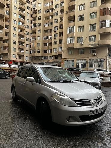 passat fara: Nissan Tiida — gümüşü rəng, 5 qapılı hetçbek. Xarici və texniki — 1