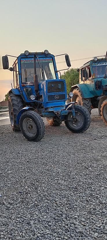 Mavi rəngli təkərli kənd təsərrüfatı traktoru. Xüsusiyyətlər: -