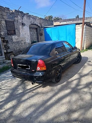 hunday h 1: Hyundai Elantra sedan, qara rəng. - Kuzov: 4 qapı, arxa şüşələr tünd — 6