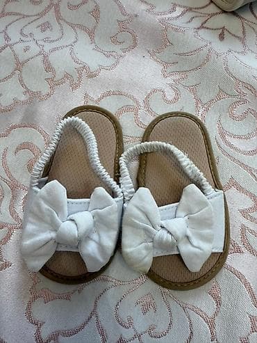 usaq metbexi: Uşaqlar üçün ağ rəngli, bant bəzəkli səndəllər. Bu səndəllər rahatlıq — 1