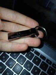 Модемы и сетевое оборудование: Флеш карта 8 ГБ, USB порт — 1