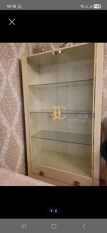 ofis dolabi: Şüşəli vitrin dolabı - Rəng: krem/bej tonu, qızılı detallar - Ön — 2