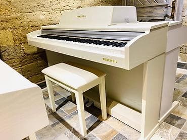 Koreya istehsali olan dünya şöhrətli Kurzweil pianoları. Sevimli — 1