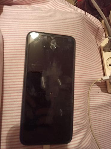 j4 2018 ekran: Qara rəngli smartfon. Arxa hissəsində dəri teksturalı dizayn var və — 2