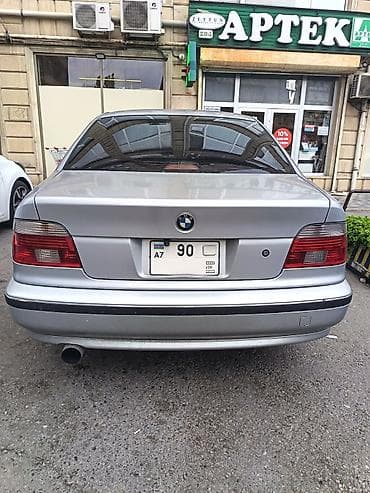 bmw e 39: BMW 5 Seriyası E39 sedan - Korpus: 4 qapılı sedan, gümüşü rəng - — 2