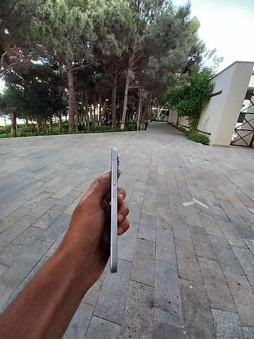 səs karti: Smartfon – 4,5–5 düymə yaxın ekranlı, ön hissədə kapasitiv “ev” — 4