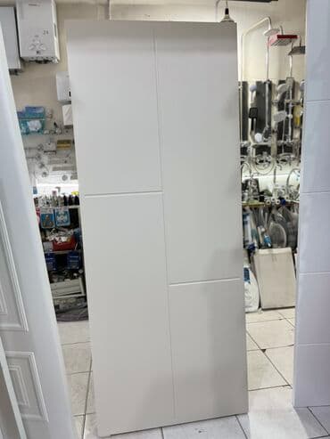 Ağ rəngdə, klassik dizaynlı qapı. Qapının üzərində üç ədəd düzbucaqlı