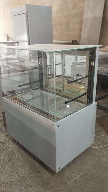 hazır vitrin: Şüşə yan divarları, şüşə qapıları və rəfləri olan təkərlər üzərində — 1