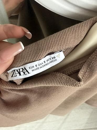 ZARA qadın topu - Model: qolsuz, yuxarıda yüngül stend-yaxa kəsimi - — 2