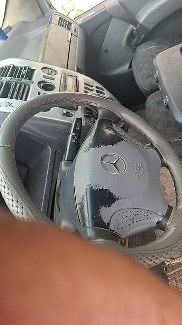 tra: Mercedes-Benz Vito: 2.2 l | 2000 il Van/Minivan — 4