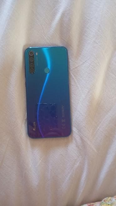 Məhsul: Xiaomi Redmi smartfonu (arka tərəfdə “Redmi” loqosu). Rəng