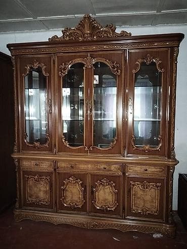 qar adamı: Klassik üslubda taxta mebel dəsti Tərkibi: - Geniş qarderob şkafı — 2