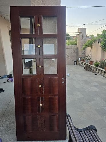 Çərçivələri ilə birgə 7 ədəd otaq qapısıdır. 1 ədədi cüt şüşəli və iki — 1