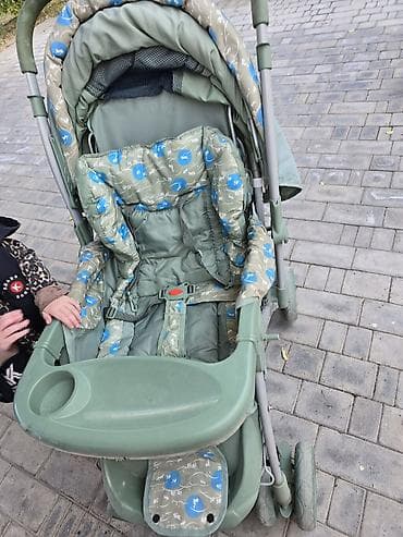 Uşaq arabası – yaşıl rəng, qatlanan model Xüsusiyyətlər: - Rahat