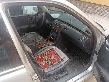 bmw x6 30d xdrive: Mercedes-Benz E-Class: 2.1 l | 2000 il Sedan — 4