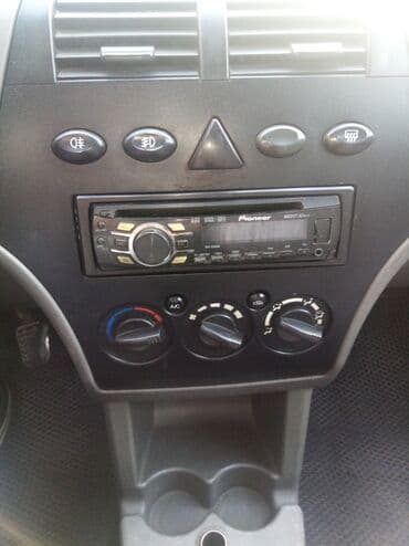 şlanqların satışı: Mavi rəngdə Saipa Tiba avtomobili. Avtomobilin arxa hissəsində "Saipa" — 5