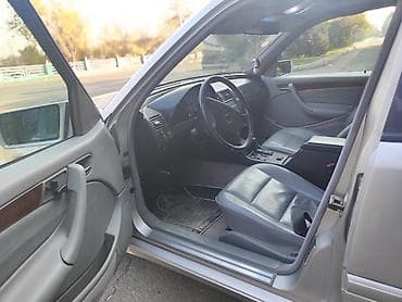 mercedes e 220: Mercedes-Benz C-Class: 2.8 l | 1995 il Sedan — 4