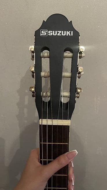 Suzuki klassik gitar – tam ölçü (4/4), qara mat korpus — 4