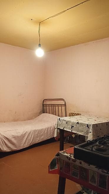 zigda heyet evi: Tək otaqlı, kirayə ev. Həyətə çıxış birdi. Kommunal xərclər ev yiyəsi — 1