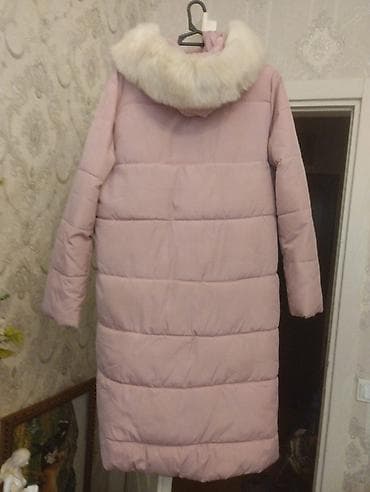 dini geyimlər: Uzun qadın qış paltosu – açıq çəhrayı rəngdə, kapüşonlu model — 2