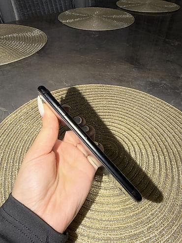 iphone se 2020 ikinci el: IPhone SE 2020, Qara, Barmaq izi — 3