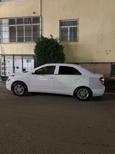 дом на колёсах: Chevrolet Cobalt sedan – ağ rəng, 4 qapı, geniş salon və iri baqaj — 1