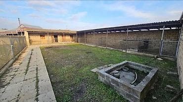 - Dördbucaq həyət, daş hasarla əhatələnmiş, giriş-çıxış qapıları və