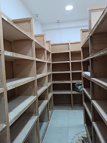 Taxta anbar/mağaza rəfləri . Filial yerini dəyişdiyi üçün anbar