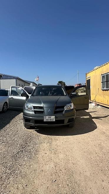 afdobus satiram dizel: Mitsubishi Outlander – tünd boz rəngdə, 5 qapılı kompakt — 3