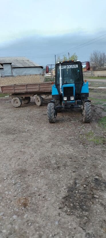 kia rio 2012: Mavi rəngli MTZ tipli təkərli traktor - Kabinli, ön şüşə və yan — 2