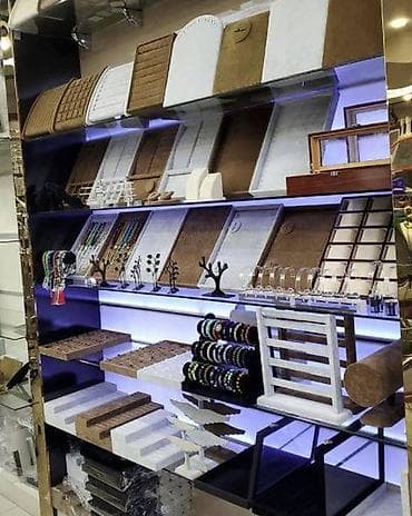 Mağaza avadanlığı: Bijuteriya vitrini, bijuteriya aksessuarlıq, aksessuar qabı. Saat — 2