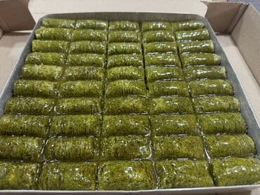 paxlava qiymeti: Bir qabda təqdim olunan yaşıl fıstıqla örtülmüş şirin baklava — 1