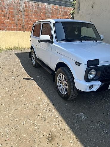 yer qazan traktor: VAZ Lada Niva 3 qapılı, ağ rəngli off-road SUV - Kuzov: kompakt 3 — 2