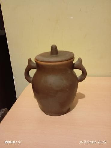 Qapaqlı ikiqulp saxsı qab - Material: bişmiş gil/saxsı - Rəng: tünd